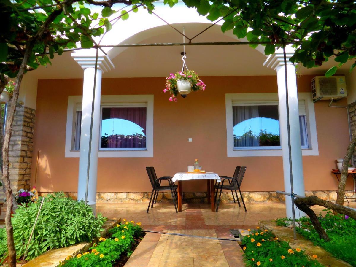 Beach Apartments Roza - The Garden Apartment Biograd Na Moru Bagian luar foto