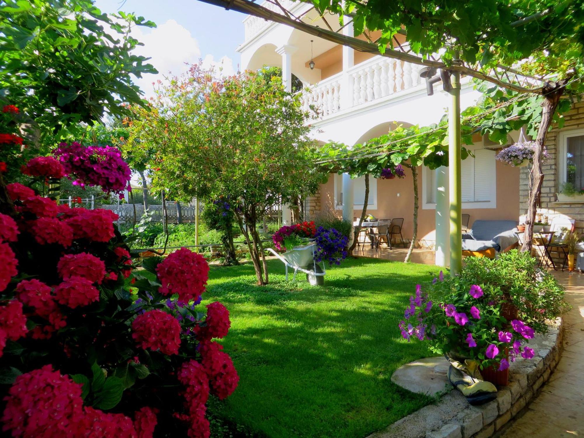Beach Apartments Roza - The Garden Apartment Biograd Na Moru Bagian luar foto